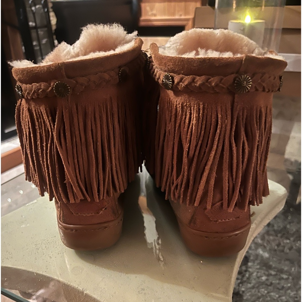 Minnetonka - Camel fringe Ankle Boots - inside lined w/ fur. Size 7 - Picture 4 of 7